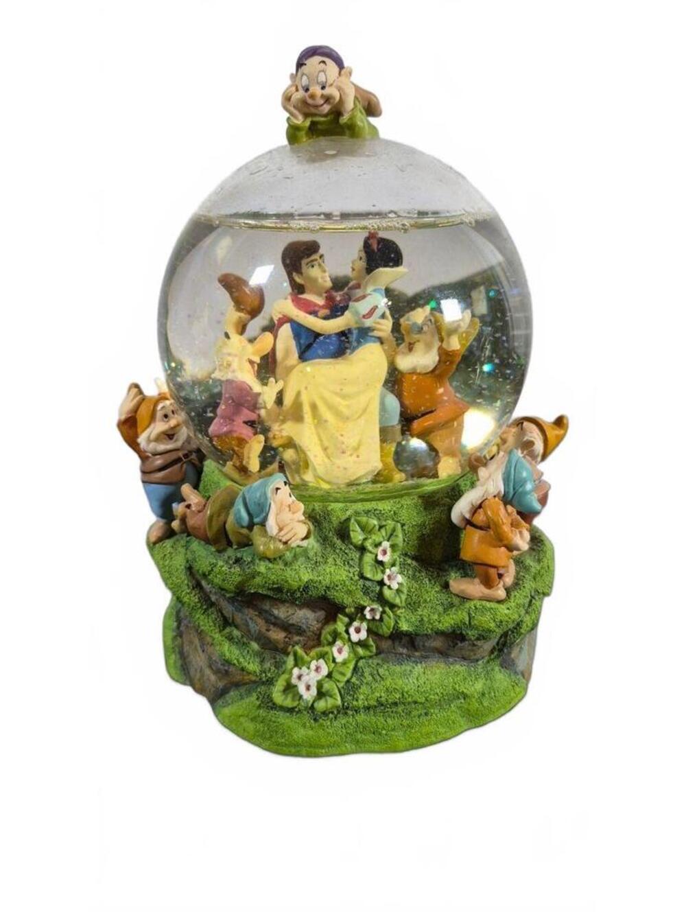 Vintage 2000 Disney Snow White Seven Dwarfs Musical Snow Globe Collectible